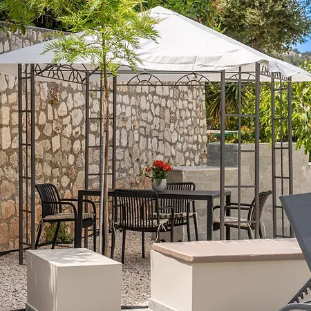 Legantes Luxury With Shared Pool *