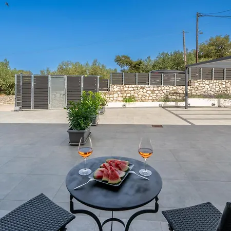 Legantes Luxury With Shared Pool * Makriotika