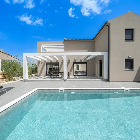 Legantes Luxury With Shared Pool