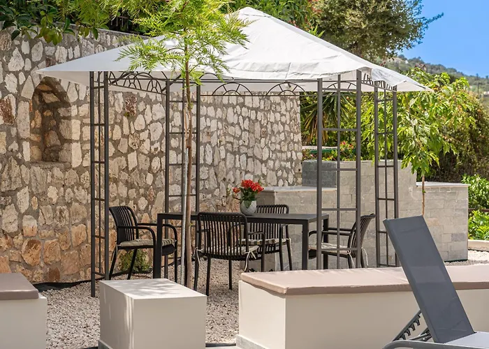 Legantes Luxury With Shared Pool *