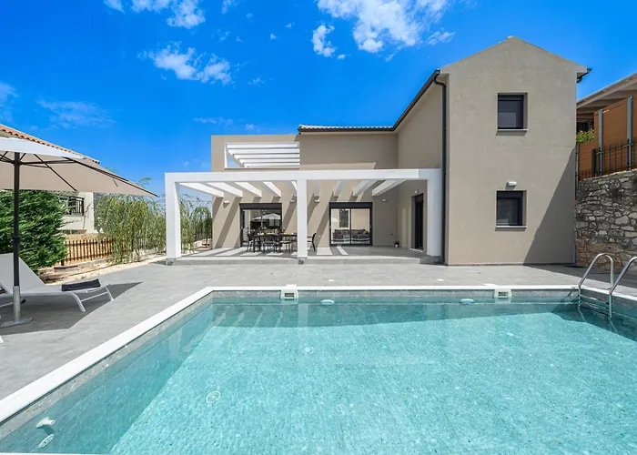 Legantes Luxury With Shared Pool