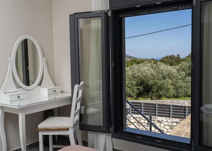Legantes Luxury With Shared Pool *