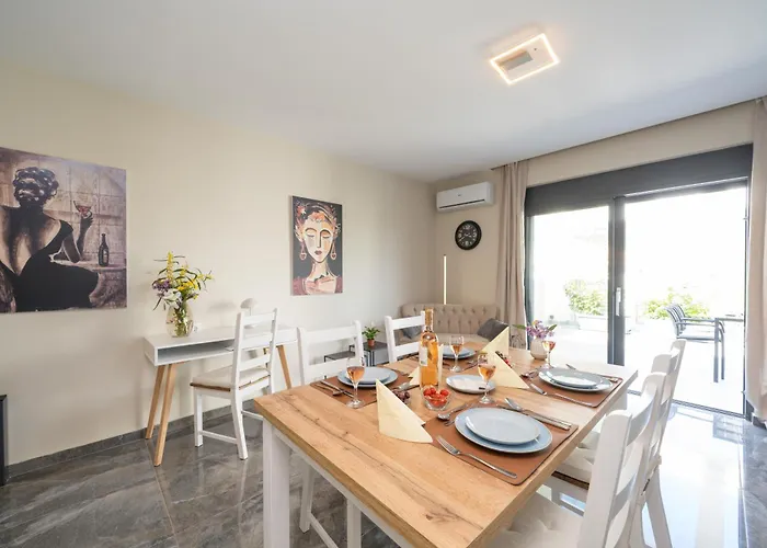 Legantes Luxury With Shared Pool *